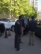 顺丰快递小哥因蹭到私家车被暴打