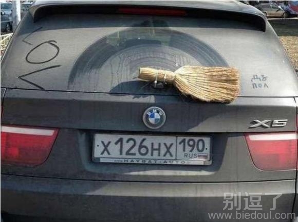 在汽车上的扫把。。