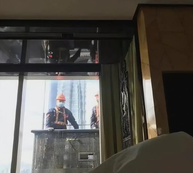 搞笑囧图:住高层睡觉要拉窗帘的原因,结个婚犹如渡劫 搞笑囧图:住高层睡觉要拉窗帘的原因,结个婚犹如渡劫