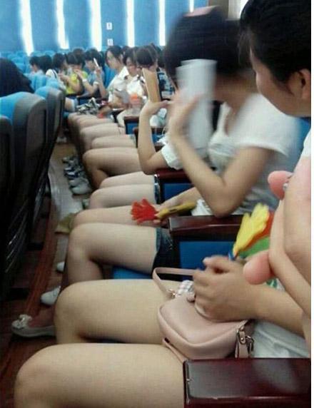 会议现场，我打足十二精神，毫无睡意