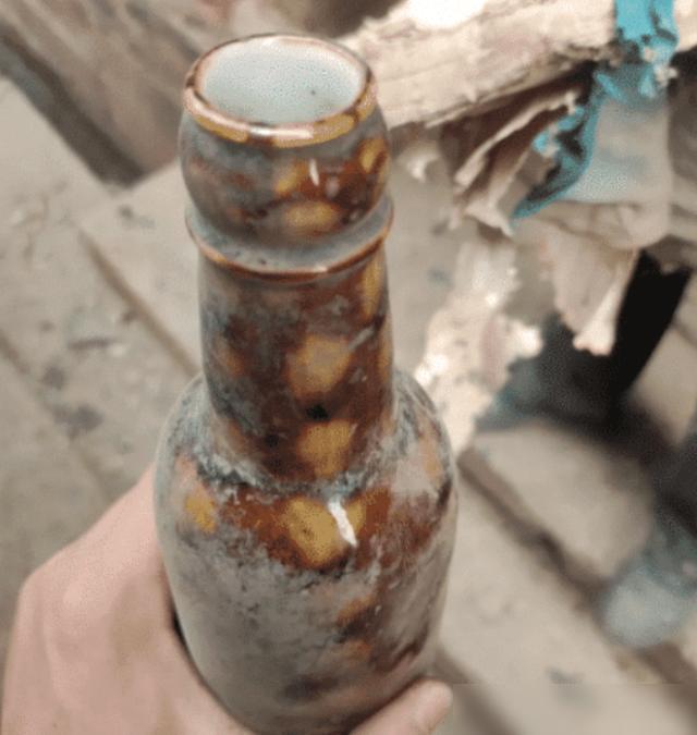 老家旧房子打扫出来的瓶子,可不可以换一套房?哈哈哈要海景房! 老家旧房子打扫出来的瓶子,可不可以换一套房?哈哈哈要海景房!