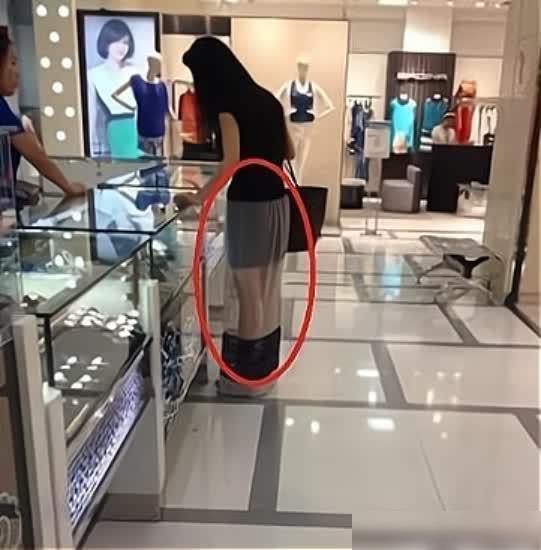 我能死心塌地的和我老板干,因为我们老板没事就带我出来见世面! 我能死心塌地的和我老板干,因为我们老板没事就带我出来见世面!