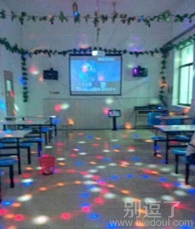 有种从难民营搬到了大上海歌舞厅的感觉 有种从难民营搬到了大上海歌舞厅的感觉