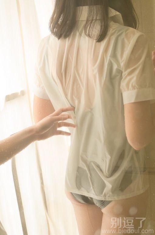 穿着衬衫的美女。。