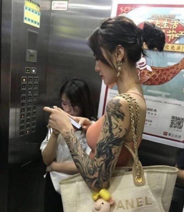 “我该怎样委婉又不失礼貌的提醒她一下呢?”啊哈哈哈哈哈... “我该怎样委婉又不失礼貌的提醒她一下呢?”啊哈哈哈哈哈...