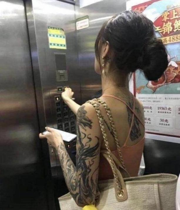“我该怎样委婉又不失礼貌的提醒她一下呢?”啊哈哈哈哈哈... “我该怎样委婉又不失礼貌的提醒她一下呢?”啊哈哈哈哈哈...