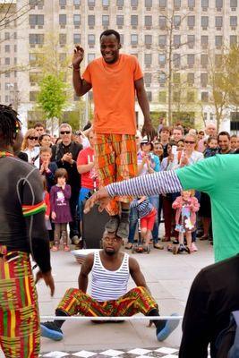 下面的哥们是不是被吓傻了