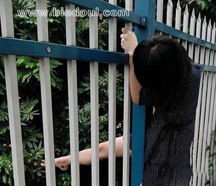 看来妹子是个馋鬼呀，脚都用上了！