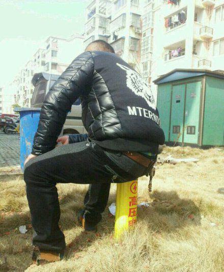 某男子坐在高压线上吸烟 某男子坐在高压线上吸烟