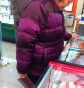 大妈持刀进手机店，疑似明抢