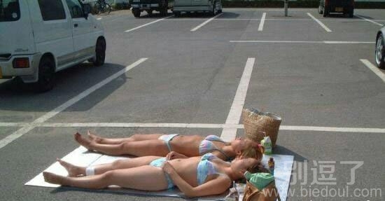 躺这儿也不错啊。