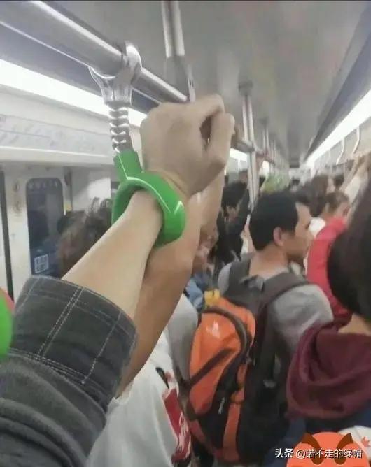 就吃一碗面的功夫,看到这一幕我该如何向前面大哥解释啊? 就吃一碗面的功夫,看到这一幕我该如何向前面大哥解释啊?