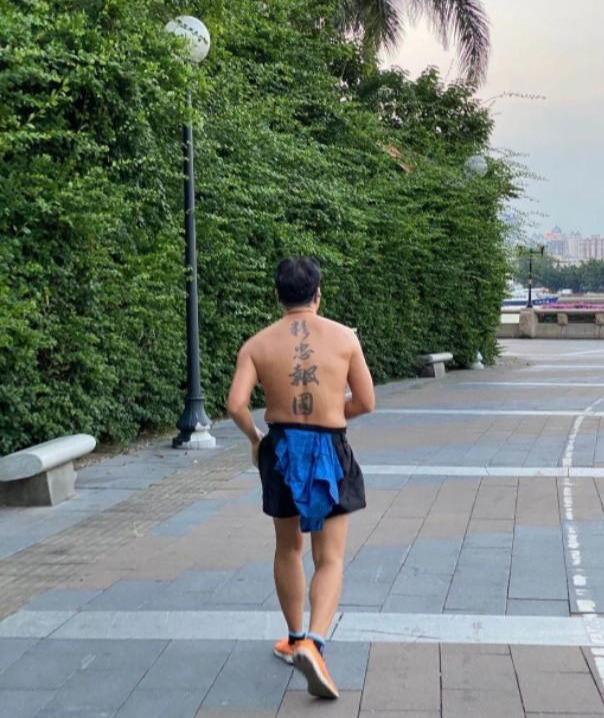 就吃一碗面的功夫,看到这一幕我该如何向前面大哥解释啊? 就吃一碗面的功夫,看到这一幕我该如何向前面大哥解释啊?
