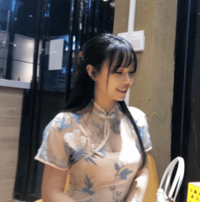 “小姐姐,你穿这样坐在对面对着我笑,我都无法专心喝奶茶了”哈哈哈哈 “小姐姐,你穿这样坐在对面对着我笑,我都无法专心喝奶茶了”哈哈哈哈