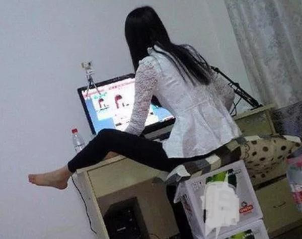 “小姐姐,你穿这样坐在对面对着我笑,我都无法专心喝奶茶了”哈哈哈哈 “小姐姐,你穿这样坐在对面对着我笑,我都无法专心喝奶茶了”哈哈哈哈