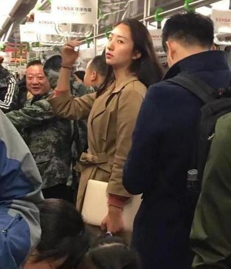 姑娘下次自拍还是换个地方吧,不然亮点全被大伙看到了,好尴尬 姑娘下次自拍还是换个地方吧,不然亮点全被大伙看到了,好尴尬