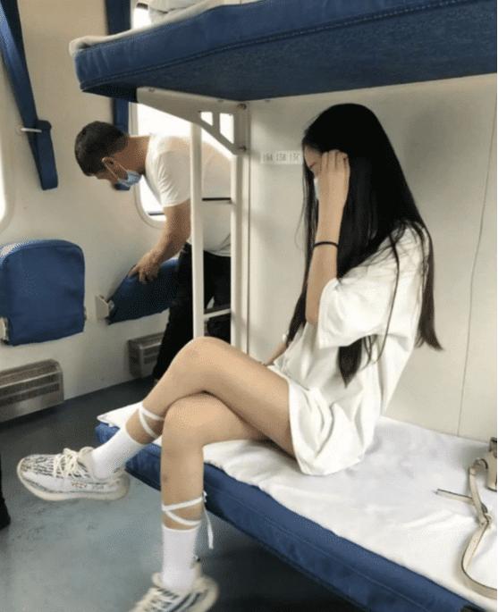 “坐车遇到一个美女,怎么做才可以撩到她?”兄弟坐稳了,哈哈哈 “坐车遇到一个美女,怎么做才可以撩到她?”兄弟坐稳了,哈哈哈