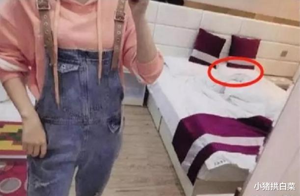 “妹子,别在卧室里乱发自拍了,身后的东西被人看见多尴尬啊”哈哈哈哈 “妹子,别在卧室里乱发自拍了,身后的东西被人看见多尴尬啊”哈哈哈哈
