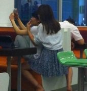 妹纸的中指好有内涵