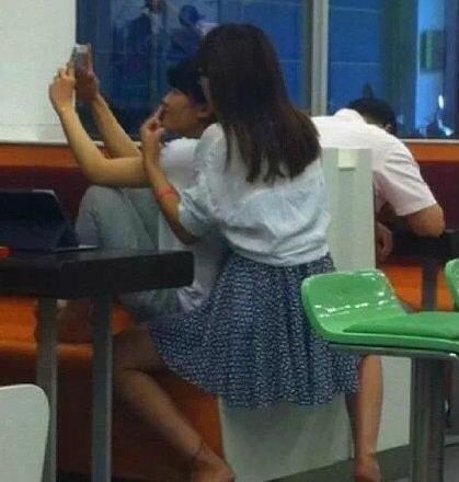 妹纸的中指好有内涵