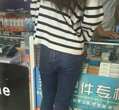 姑娘你的裤子确定没穿反吗? 姑娘你的裤子确定没穿反吗?