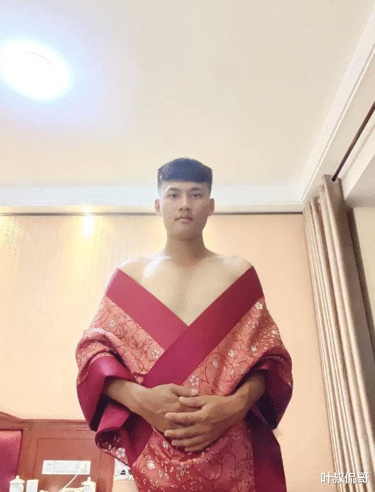 “住酒店的人都知道,床上放一块布是做什么的?”龙袍哈哈哈哈 “住酒店的人都知道,床上放一块布是做什么的?”龙袍哈哈哈哈