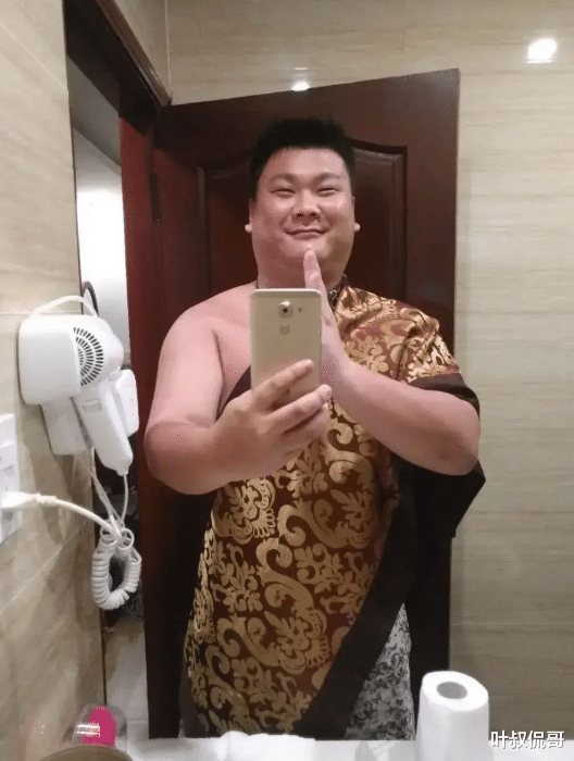 “住酒店的人都知道,床上放一块布是做什么的?”龙袍哈哈哈哈 “住酒店的人都知道,床上放一块布是做什么的?”龙袍哈哈哈哈