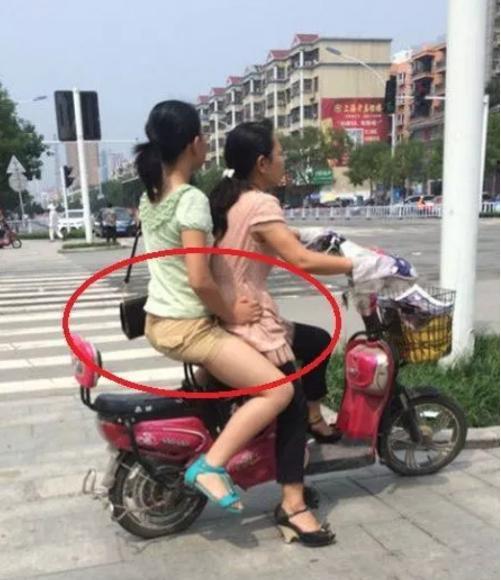 美女,你可长点心吧,电动车是这么坐的吗哈哈哈 美女,你可长点心吧,电动车是这么坐的吗哈哈哈