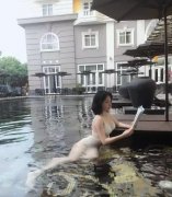 “偶遇送外卖的妹子，看装备没猜错的话，又是来体验生活的吧...”