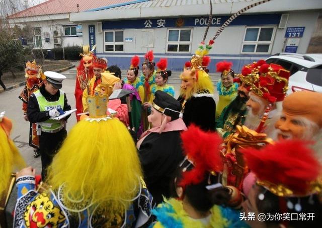 现在的妹子在公众场合也太敢穿了,你看得小哥我都不好意思了 现在的妹子在公众场合也太敢穿了,你看得小哥我都不好意思了