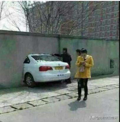 现在的妹子在公众场合也太敢穿了,你看得小哥我都不好意思了 现在的妹子在公众场合也太敢穿了,你看得小哥我都不好意思了