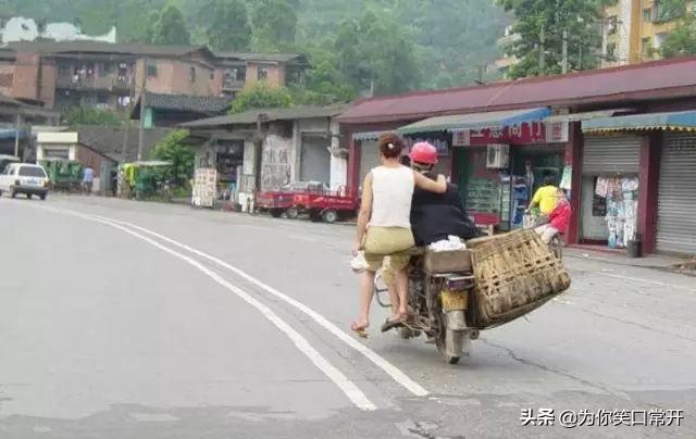 现在的妹子在公众场合也太敢穿了，你看得小哥我都不好意思了