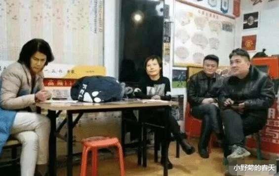 “伴娘怕抢了新娘风头,躲在角落里玩手机!”哈哈哈哈,这是我的! “伴娘怕抢了新娘风头,躲在角落里玩手机!”哈哈哈哈,这是我的!