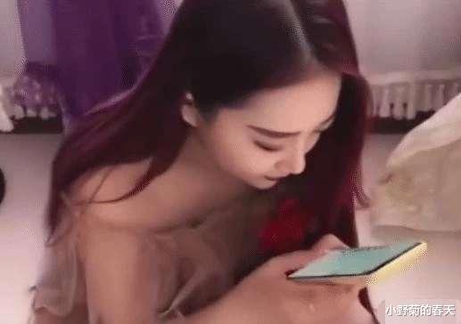 “伴娘怕抢了新娘风头,躲在角落里玩手机!”哈哈哈哈,这是我的! “伴娘怕抢了新娘风头,躲在角落里玩手机!”哈哈哈哈,这是我的!