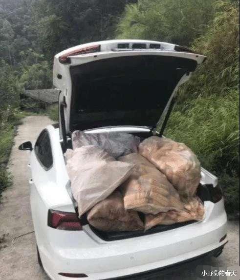 “伴娘怕抢了新娘风头,躲在角落里玩手机!”哈哈哈哈,这是我的! “伴娘怕抢了新娘风头,躲在角落里玩手机!”哈哈哈哈,这是我的!