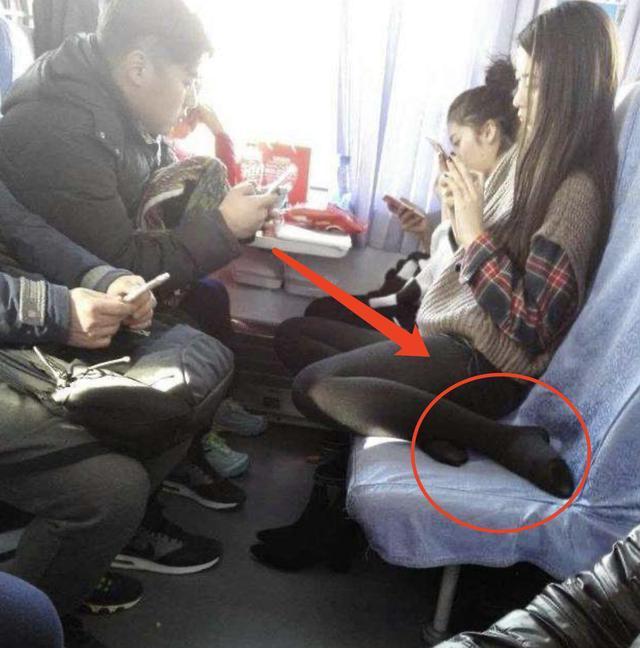 妹子火车上还请你注意点影响吧,这行为我都替你为你感到脸红 妹子火车上还请你注意点影响吧,这行为我都替你为你感到脸红