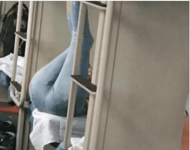 火车上的妹子怎么这么随便?这让我怎么睡得着?哈哈哈哈 火车上的妹子怎么这么随便?这让我怎么睡得着?哈哈哈哈