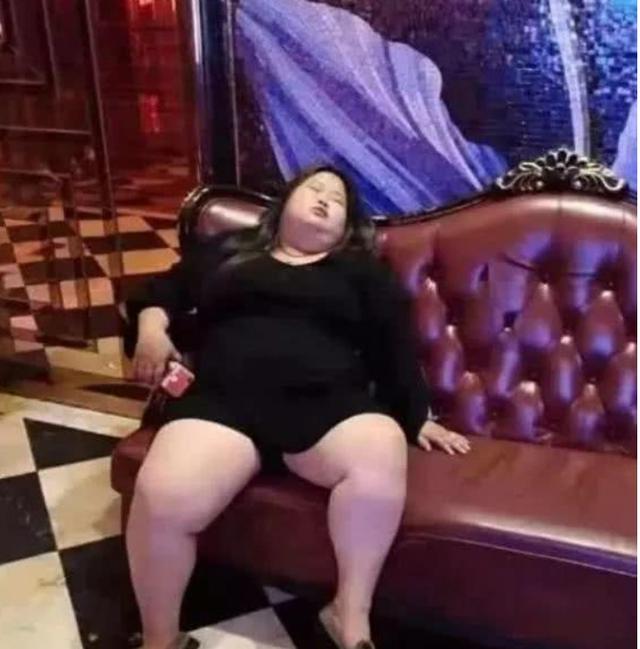 别把衣服借给了室友穿,否则再也撑不起来了,我承认我自卑了! 别把衣服借给了室友穿,否则再也撑不起来了,我承认我自卑了!