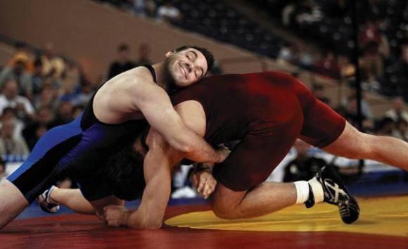 衣物柔顺剂品牌广告：摔跤