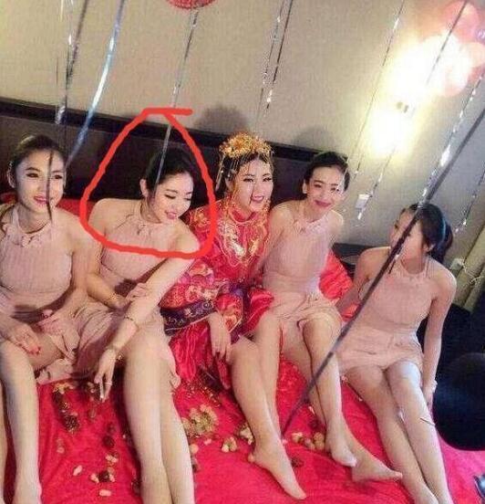 妈妈非说最后一个女孩最漂亮，但我还是选择了穿红裤子的女孩