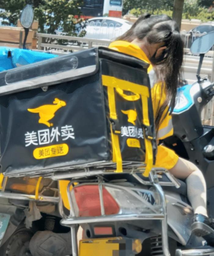 “坐公交碰到前女友,这变化挺大的,看来是有男友了”哈哈哈哈 “坐公交碰到前女友,这变化挺大的,看来是有男友了”哈哈哈哈