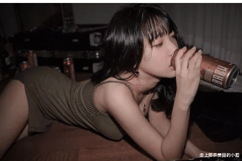 “女同事喝醉后表演才艺,这动作好熟悉啊”哈哈哈哈,一脸害羞 “女同事喝醉后表演才艺,这动作好熟悉啊”哈哈哈哈,一脸害羞