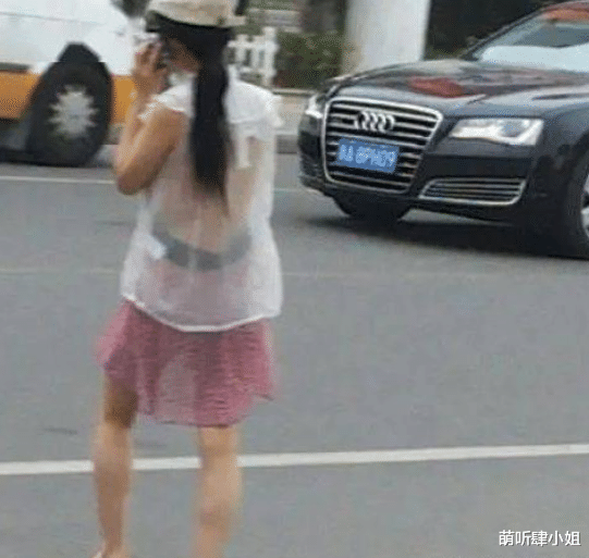 姑娘,你这衣服穿得可真够凉快的,我都为你感到尴尬了 姑娘,你这衣服穿得可真够凉快的,我都为你感到尴尬了