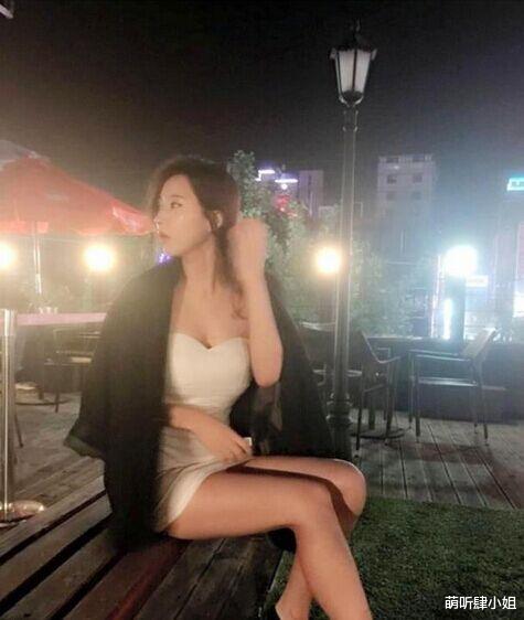 姑娘,你这衣服穿得可真够凉快的,我都为你感到尴尬了 姑娘,你这衣服穿得可真够凉快的,我都为你感到尴尬了