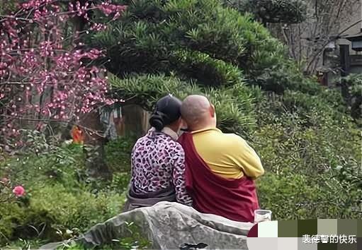 女网友突然约我吃饭,但是看到她穿成这样,请问我要继续交往吗 女网友突然约我吃饭,但是看到她穿成这样,请问我要继续交往吗