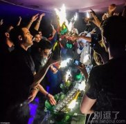 逛夜店的富二代生活。