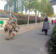 背着好多东西的人。 背着好多东西的人。