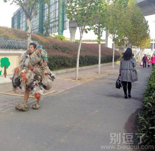 背着好多东西的人。 背着好多东西的人。