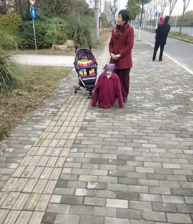 搞笑GIF:这种裤子哪里买的,看着好有食欲! 搞笑GIF:这种裤子哪里买的,看着好有食欲!