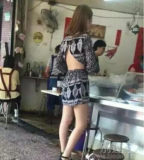 她衣服真的不是穿反了吗？